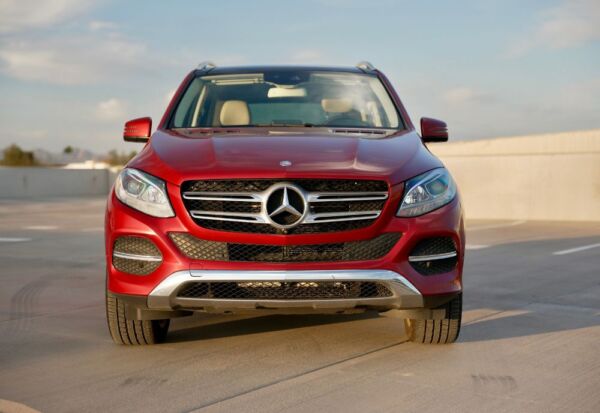 Full frontal shot of the Mercedes Benz GLE-Class