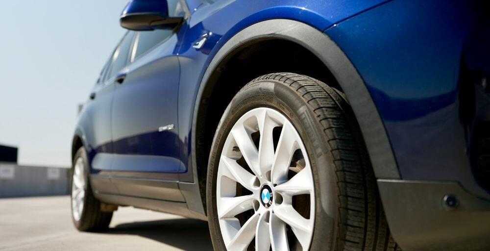 Close up of the BMW X3 passengers side wheel.