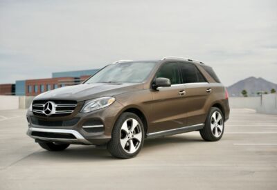 Front angle shot of the Mercedes Benz GLE-Class showing a blue sky background