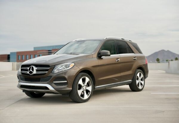 Front angle shot of the Mercedes Benz GLE-Class showing a blue sky background