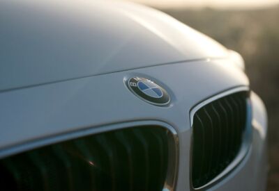 Close up of the emblem on the BMW 4-Series Convertible.